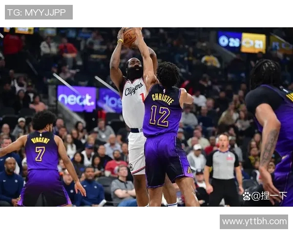 雷霆与快船激战第二场争夺季后赛关键胜利的精彩对决 雷霆与快船激战第二场争夺季后赛关键胜利的精彩对决